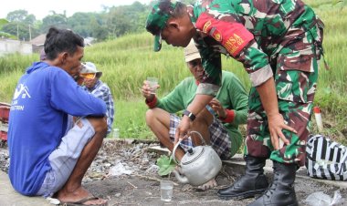 Keakraban TNI Bersama Warga Di Lokasi Pembangunan Jembatan Perintis Gantung