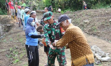 Antusias Warga Bersama Babinsa Dalam Karya Bakti di Sungai Kali Kanci